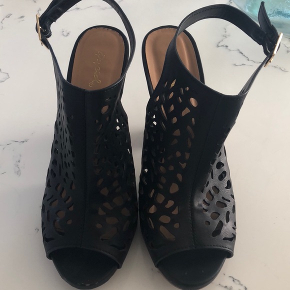 Perfect heels🌵 - Picture 2 of 5